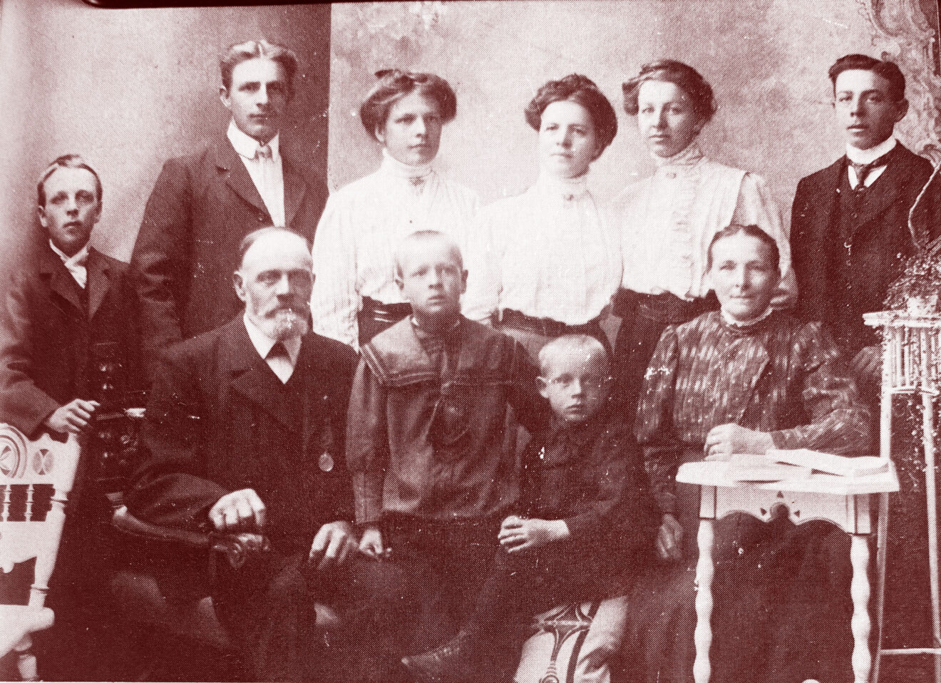 Åttabarnsfamiljen Larsson. Karlstad 1909. Josef är 16 år och står längst till höger bredvid Benjamin, Karl, Rut, Elin och Hulda. Längst fram finns fadern Karl och modern Elise med David och Ture. Foto: Arbejdebevaegelsens arkiv og bibliotek