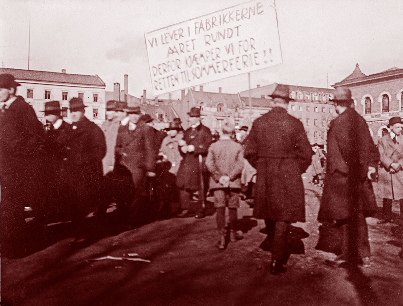 Man 1916. Det var detta Oslo som Josef Larsson kom till. En stad som sjöd av arbetarnas aktiviteter. Första maj firades då metallarbetarna och gruvarbetarna kämpat till sig fyra dagars semester i kollektivavtalet. Foto: Arbejdebevaegelsens arkiv og bibliotek