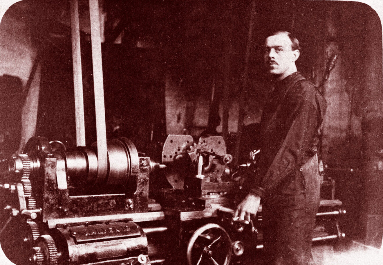 Cirka 1916-17. Maskinarbetaren Josef Larsson på Wennbergs mekaniska i Karlstad. Foto: Arbejdebevaegelsens arkiv og bibliotek