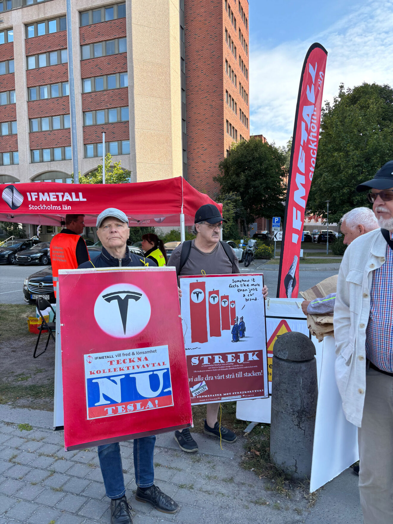 Medlemmar i ”Promenader mot strejkbryteri” på plats. Foto: Johanna Edström