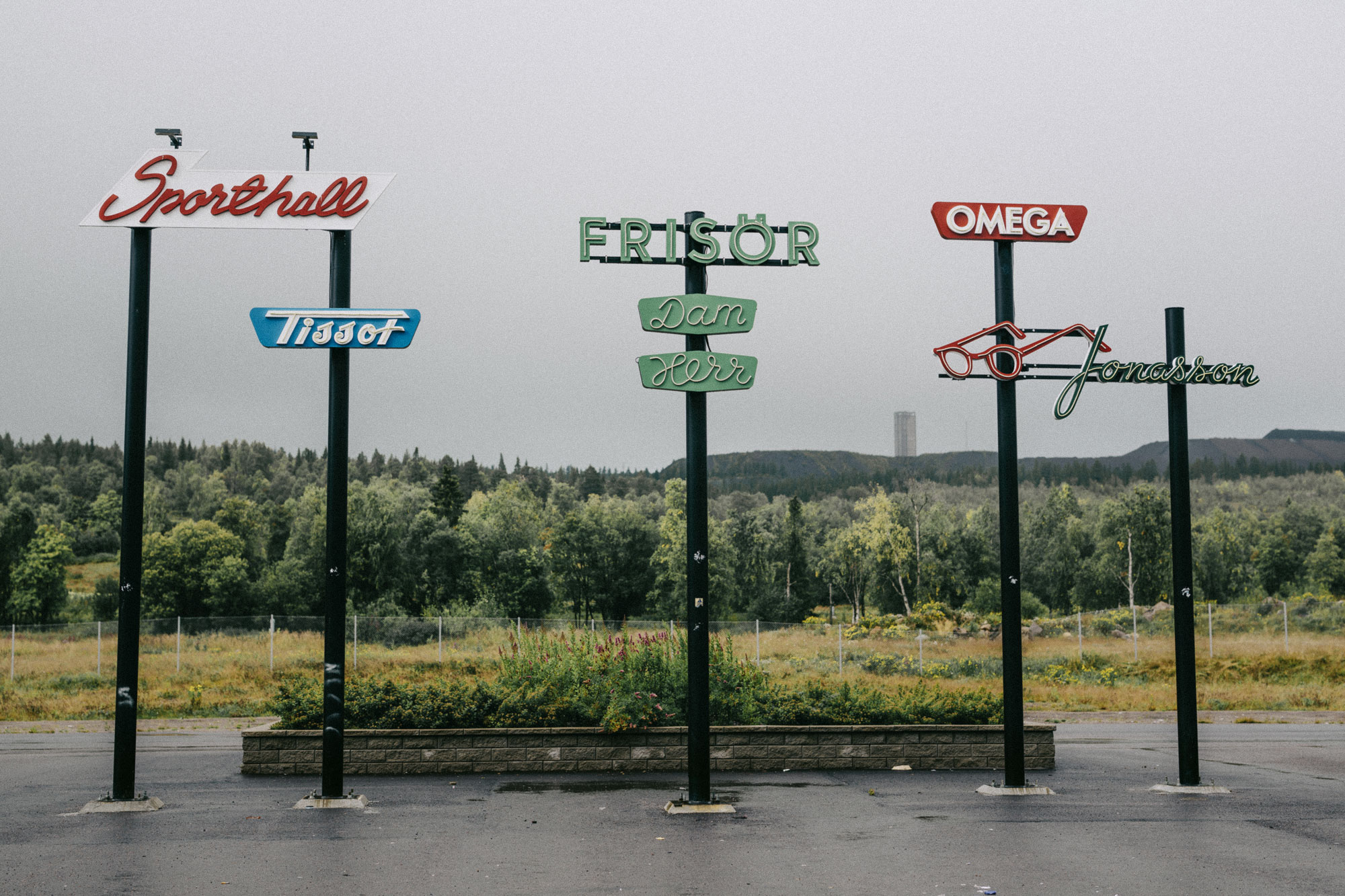 I Malmbergets centrum har stadens gamla skyltar bevarats, en minnesplats över det som en gång var.