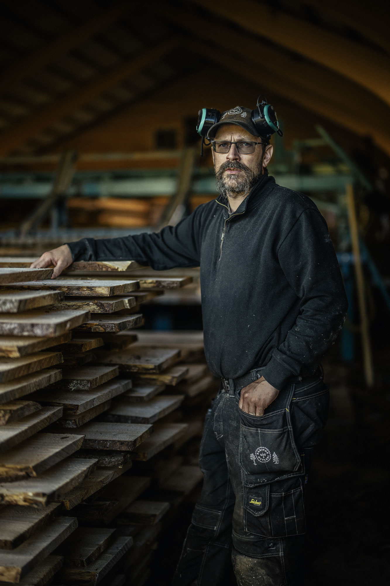Tomas Gunnarsson jobbar större delen av tiden ute i sågverket vinter som sommar. – Vissa dagar är det riktigt kallt då gäller det att klä sig och äta mycket så att man orkar jobba. Foto: David Lundmark