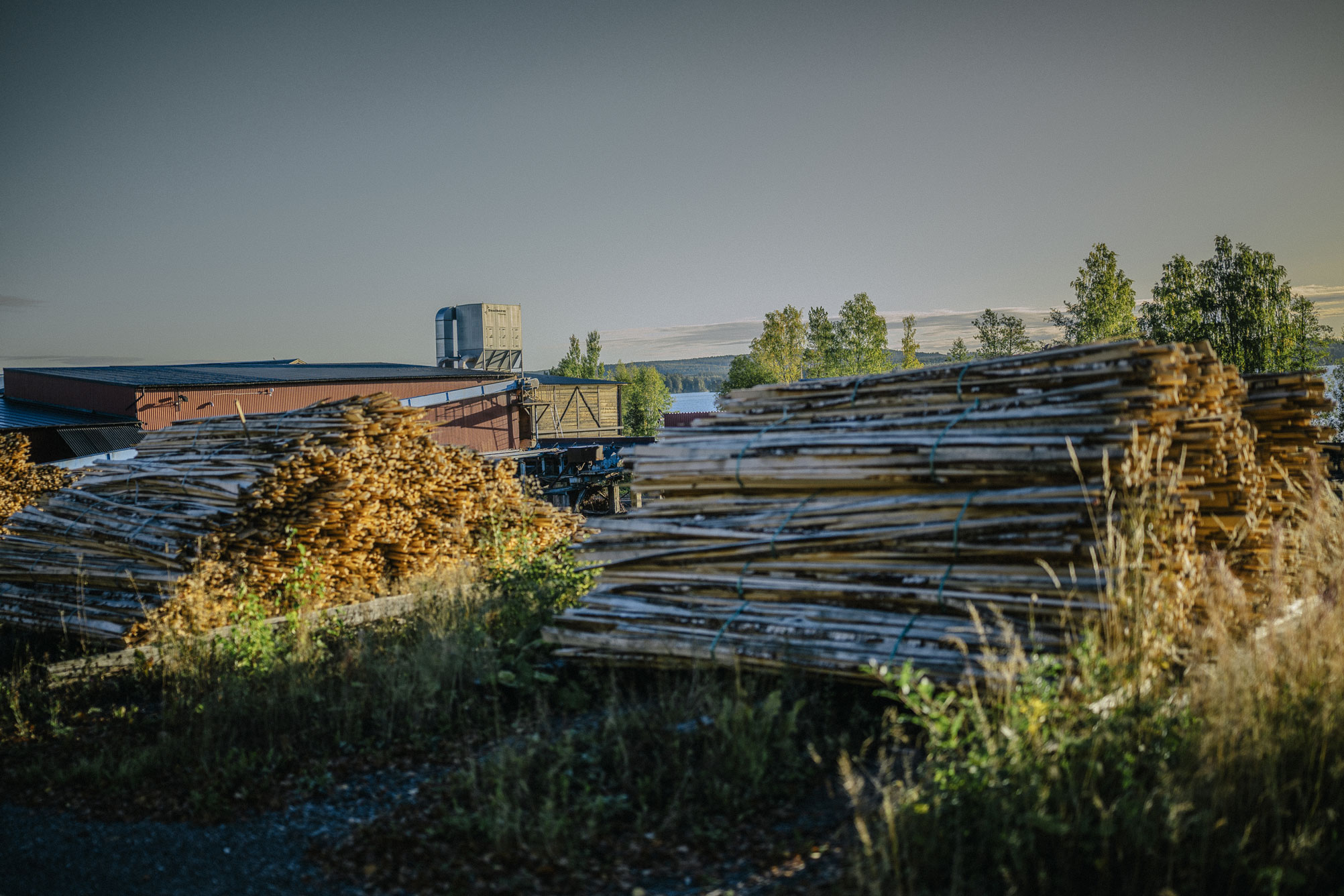 Vanhälls sågverk ligger vackert beläget med utsikt över sjön Norra barken. Foto: David Lundmark
