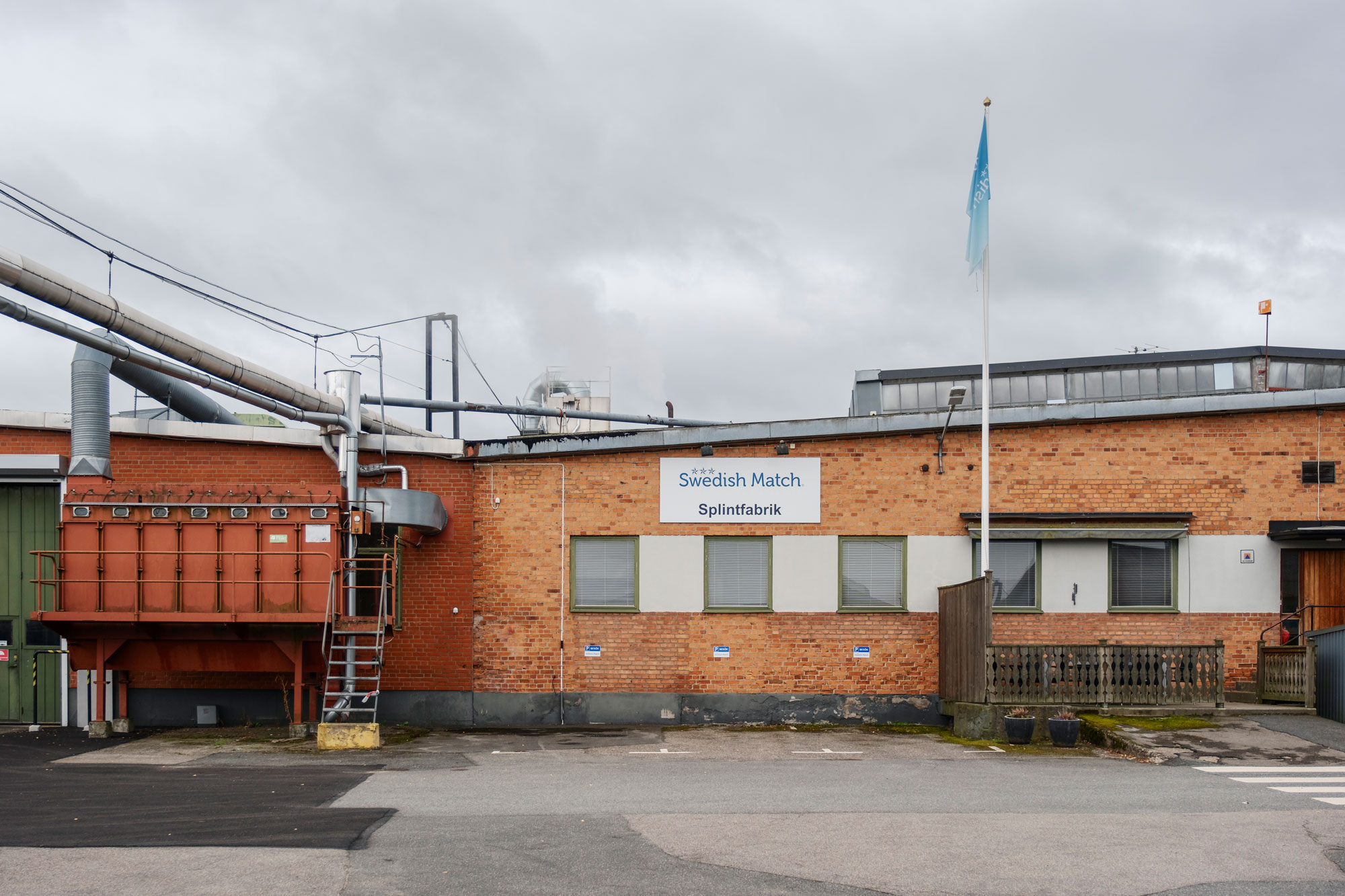 Gråvita skyar och vardag på tändsticksfabriken. Foto: Rasmus Löfvall