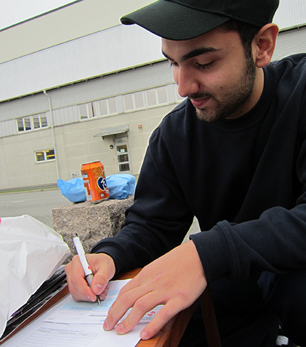 Profficeanställde Salwan Jergis, ny inhyrd på Pastal, skriver in sig som medlem. Foto: IF METALL