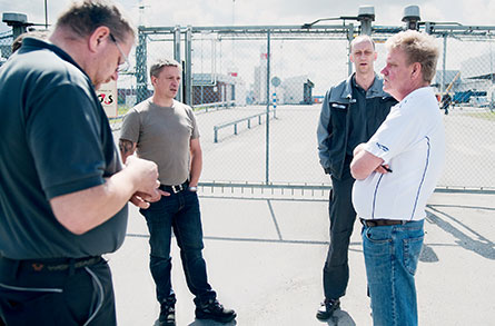 Anders Pettersson, Ronny Lindqvist, Peter Henriksson och Leif Eriksson har tröttnat  på att Volvos ledning beordrar övertid nästan varenda helg. Nu måste IF Metall få till en förändring i kollektivavtalet, anser de.  Foto: VERONIKA LJUNG–NIELSEN