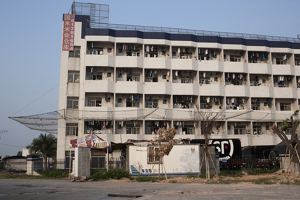 Efter självmorden köpte Foxconn in tre miljoner kvadratmeter nät som sattes upp för att förtvivlade arbetare inte skulle kunna hoppa ut från sovsalar eller fabriksbyggnaderna och ta livet av sig. Foto: GERHARD JÖREN