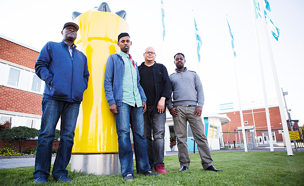 Efter tolv månaders praktik på Atlas Copco Secoroc i Fagersta blir det lättare att söka jobb, hoppas Charles Ntakije, Hassan Nuor och Barre Ahmed. ”Praktiken betydde mycket, inte minst för språket”, säger Niclas Bergström initiativ­tagare till projektet. Foto: ROBIN HALDERT