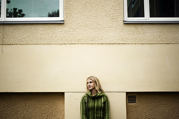 Att som skilsmässobarn med finsk bakgrund flytta in i en fyra i det lite finare kvarteret i Tumba fick grannarna att titta snett. ”Det var inte barnen som höll på mest, utan tanterna i huset. Värst var en kvinna som själv hoppats på att få vår lägenhet.”