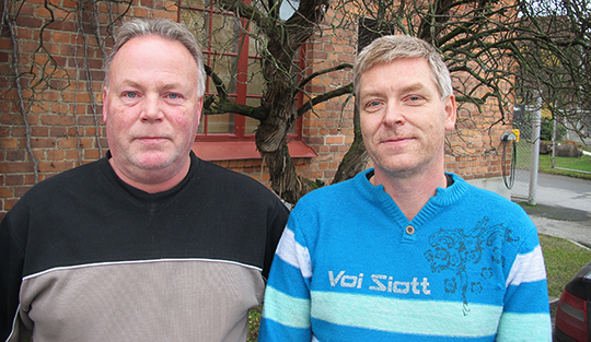 "Ett dåligt avtal och vi får problem med att motivera folk att vara med i facket", säger Christer Hultén och Ulf Ström på verkstadsklubben på Atlas Copco Rock Drills i Örebro. Foto: HARALD GATU