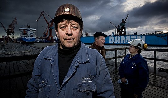 Pertti Lehto och Sirpa Mäkitalo jobbar som svetsare på Cityvarvet i Göteborg. Hans Nilsson (bär keps), som jobbar med varvshistoria, blev kontaktad av Gunilla Wastensson när hon behövde hjälp med att hitta pensionerade varvsarbetare till sin studie.  Foto: SÖREN HÅKANLID
