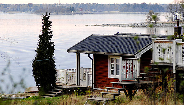 Inte för alla. En tredjedel av arbetarna varken reser bort eller har tillgång till fritidshus under semestern, enligt en LO-rapport. Foto: HASSE HOLMBERG