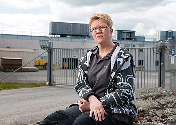 Skyddet på borren hade förskjutits och Camilla  Johansson var stressad och ovan med maskinen när hon klämde sönder lillfingertoppen. Foto: MIKAEL LJUNGSTRÖM