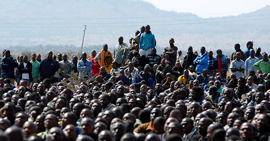 Under lördagen lyssnade gruvarbetarna till tidigare ungdomsledaren i ANC, Julius Malema. Foto: THEMBA HADEBE