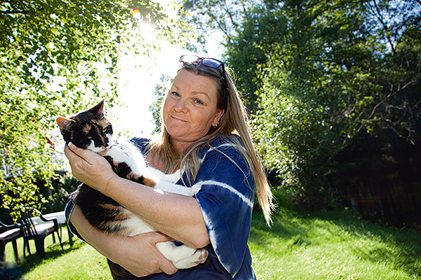 Den hemlösa katten Maja dök upp precis när Marie mådde som sämst. Hon hade tvingats lämna omskolningen till lärare och var ensam hemma under dagarna. ”Maja ser alltid arg ut, men hon gillar att gulla”, säger Marie. Foto: MARIA GRANDELIUS
