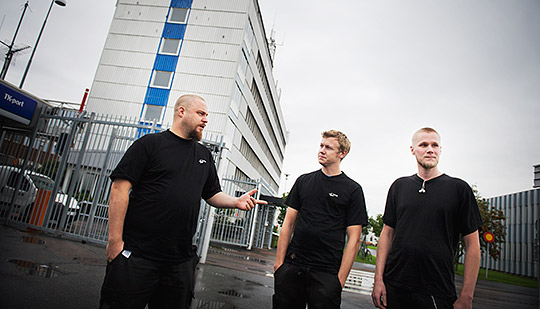 Per Andersson, Bobo Malmström och Robert Sandh har kvar sina anställningar på bemanningsföretaget Lernia, men närmare 300 kollegor blir av med jobbet. Foto: JONAS LINDSTEDT