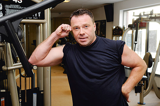 Billy Hallberg har lyft vikter hela sitt liv. Som inspirationskälla finns grannen Magnus Samuelsson, som haft titeln världens starkaste man.   Foto: PER SVENSSON BORRUD