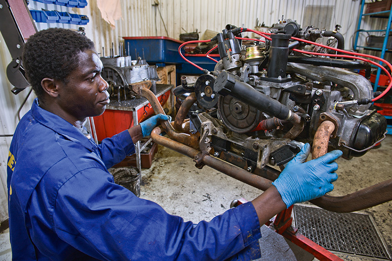 Olubunmi Sodunke fixar de sista detaljerna på en motor innan han återvänder till Nigeria. Han hoppas på arbetstillstånd   och jobb i Sverige nästa år igen. Foto: ERLAND SEGERSTEDT