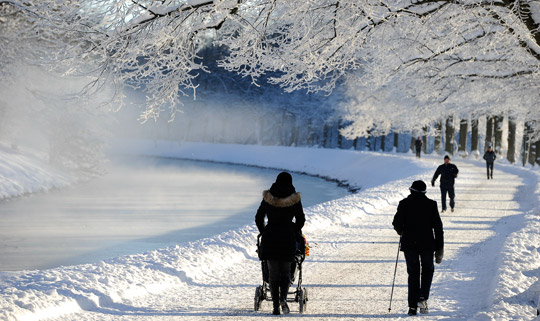 Promenader är gratis, rensar bort stresshormoner och kan ge dig ett bättre sexliv. Så låt inte bristen på snö hindra dig! Foto: TT NYHETSBYRÅN