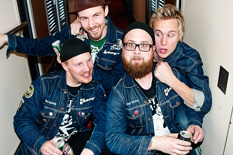 ”Det här är closest to heaven you can get. Vi har laddat i flera månader”, säger Capten Boner.  Kamraterna Rickard Samuelsson (i hatt), Oskar Karlsson (blond) och Nicklas Gustafsson nickar innan de dyker in i hytten och fortsätter att ladda inför att Turbonegro ska inta scenen.