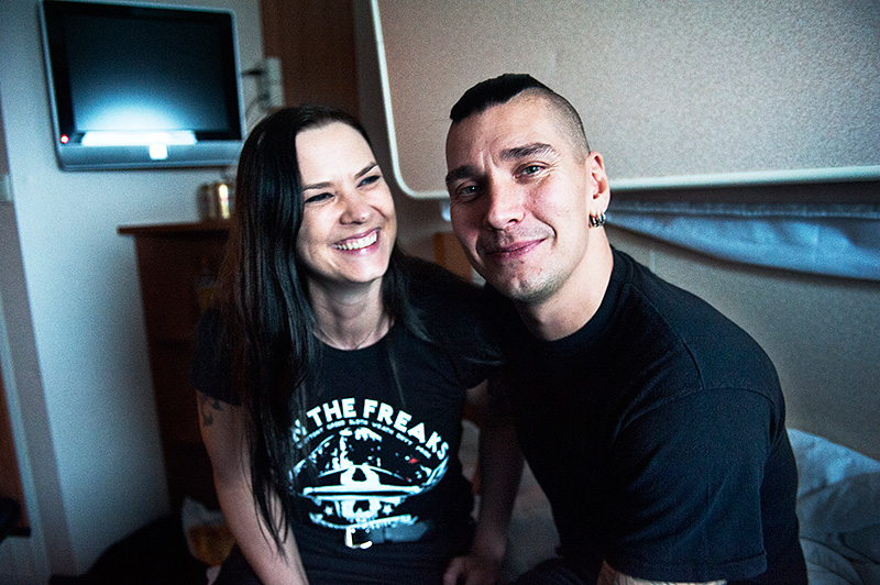 ”Jag jobbar på ett hyvleri. Ibland får jag representera företaget. Folk brukar haja till när de ser mina tatueringar. Det viktiga är inte hur jag ser ut, utan att jag sköter mitt jobb, är bäst på det jag gör. Jag och Therese separerade i några år. Sedan hittade vi tillbaks till varandra. Jag säger som de sa i filmen Highlander ’There can be only one.’ Vi fixar barnvakt och åker på kryssningar och går på festivaler, gör roliga saker ihop. Vi är här för musiken. Det är grymma band på den här resan.” 