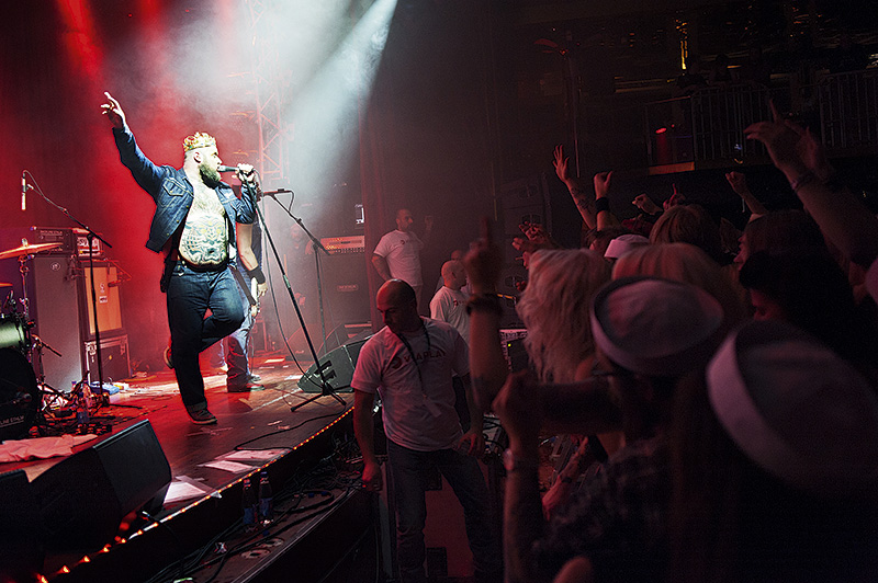 Dag 2, 02.29. Tony Sylvester i Turbonegro skakar sin rejäla mage och juckar mot mikrofonstativet och skriker: ”Do you wanna get wasted?” Publikens respons är omedelbar och hysterisk.