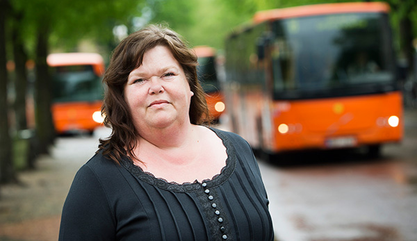 Bussbolaget Nobina i Karlstad måste skära ner och har anlitat Pia Ågren för att stötta dem som sagts upp. ”Jag kliver in på arbetsplatser där folk är väldigt ledsna.  Det gäller att peppa och stötta och låta folk få prata av sig.” Foto: JOHAN EKLUND