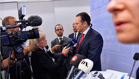 Finansminister Anders Borg pintervjuas av journalister efter att ha presenterat årets budgetproposition  Foto: JONAS EKSTRÖMER