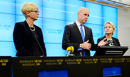 Nya arbetsmarknadsministern Elisabeth Svantesson (M), statsminister Fredrik Reinfeldt och nya biståndsministern Hillevi Engström vid pressträffen i Riksdagshuset i Stockholm  Foto: JANERIK HENRIKSSON