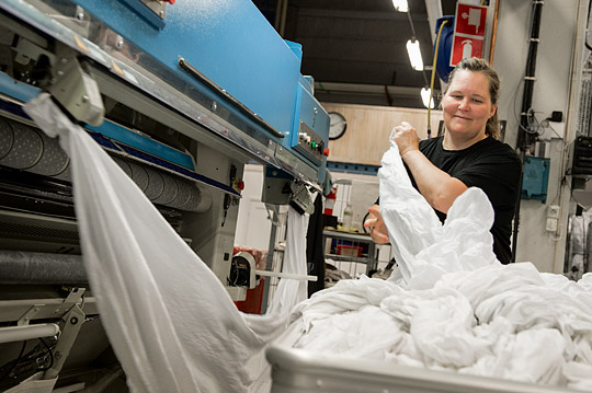 Hon kom tillbaka till sin gamla arbetsplats. I tjugo år arbetade Linda Mattsson i monteringen på Husqvarnas fabrik i Tandsbyn. Sedan lades den ner. Nu är hon tillbaka i samma monteringshall, precis vid sin gamla plats – nu som tvätteriarbetare på Storsjötvätten. Foto: MIKAEL FRISK