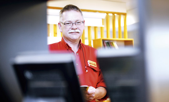 Olle Johansson, nybliven läsambassadör som tar hand om böcker och bokhyllor på Sandvik Coromant Foto: GUN WIGH