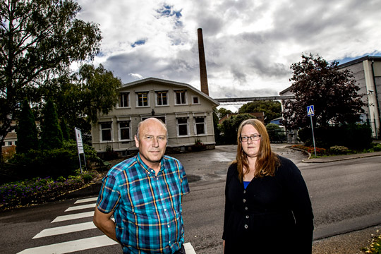 Vd Göran Lindqvist och Pappers avdelningsordförande Jenny Jansson har bra koll på Arctic Munkedals löner. Och de är tämligen ense om att de skillnader som finns mellan män och kvinnor beror på män som omplacerats från bättre betalda jobb. Foto: SEBASTIAN LAMOTTE