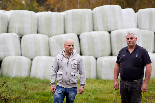 ”Företaget blockerar en lösning för oss.” Esad Kasumovic och Bosse Pettersson har redan fått uppsägningen – trots att de lämnar jobbet först den sista mars 2015. Eftersom uppsägningsdagen ligger så långt fram har inget omställningsföretag anlitats.  De uppsagda kommer inte åt sin omställningsförsäkring. ”Trioplast släpper inte en krona trots att de tjänar mycket pengar.” Foto: NIKLAS MAUPOIX