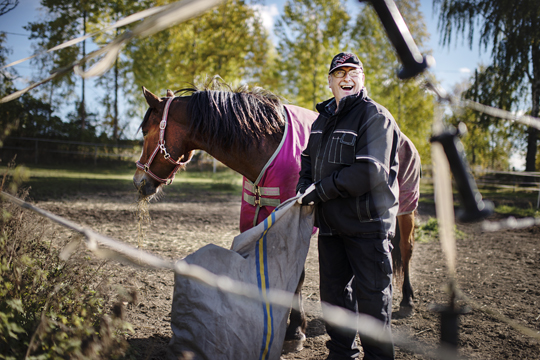 Dagens träningspass är över och Grevens Liam belönas med en säck ensilage. Dick Holm drömde om att bli bonde som liten, men det blev 28 år på Hallwigs tryckeri i Morgongåva i stället. Hästar har alltid funnits i hans liv. Efter pensionen kan han åka till stallet så ofta han vill. Foto: MAJA BRAND