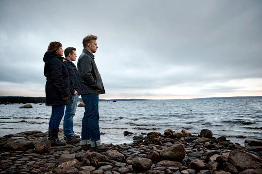 Marianne Malm förlorade en son och Anders och Tommie sin bror. Rasmus drunknade i Mälaren hösten 2008, på väg hem från jobbet. På våren, året efter, fick familjen åka med kustbevakningen ut till olycksplatsen och ta farväl av Rasmus. ”De visade var Rasmus hittades. Det var viktigt för oss att se”, säger Marianne.  Foto: PAVEL KOUBEK