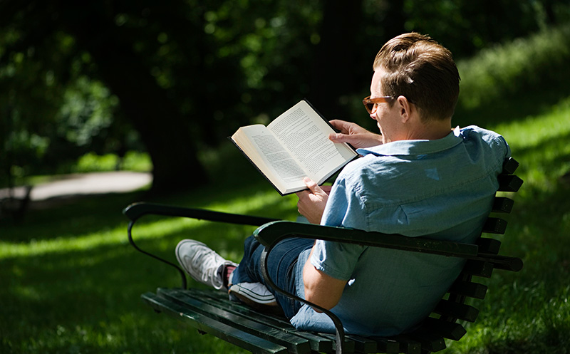 Sommarnöje. Vad vore en sommar utan en bok? Ta med den till     strandfilten eller parkbänken en solig dag, till soffan en regnig kväll eller till tågresan.     Foto: TT NYHETSBYRÅN