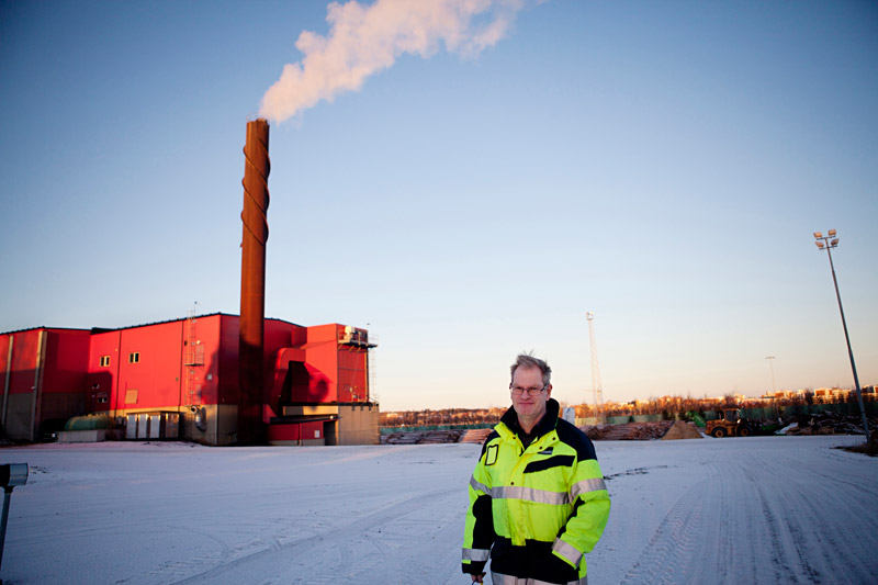Det tar tid att få i gång ett nytt sågverk. ”Säkert ett år innan det är trimmat. Så det sliter vi med varje dag, att få produktionen att fungera”, säger Anders Nordmark, vd för Stenvalls Trä. Om tre-fyra år hoppas han att Lövholmen ska producera 200 000 kubikmeter per år och ge jobb till 25 personer. Foto: SOFIA WELLBORG