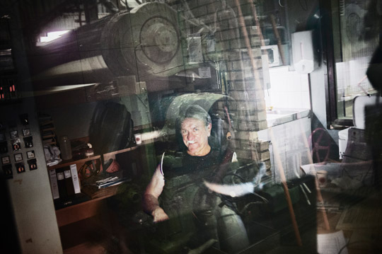 "För mig skulle det vara lagom att gå i pension nu, men jag har fem år kvar. Jag var 15 år när jag började, så jag har jobbat skiftarbete i 45 år. Det är slitsamt och man är trött. Förr kunde jag sova efter nattskiftet, men det går inte längre. Jag tycker att om man har jobbat skift ska man få gå i pension när man är 62 eller möjligtvis 63 år, säger Rauno Kumpulainen, 60 år, operatör, Stora Enso Skutskär.  Foto: THEO ELIAS