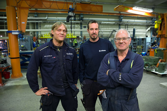 Emil Ek, Magnus Hemming och Sten-Åke Pettersson. Tre män som trivs med det fria jobbet på Södra Cell Mörrum. ”Tiden går fort när man har ett så varierat jobb som vi”. Foto: HANS-PETER BLOOM