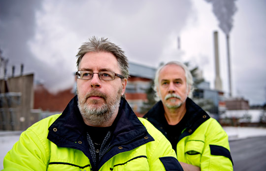 Mikael Jebsen och Tommy Swartz på Billerud Korsnäs i Skärblacka tycker att brukens belöningssystem för förbättringsförslag ska få finnas kvar. Foto: SUSANNE LUNDBÄCK
