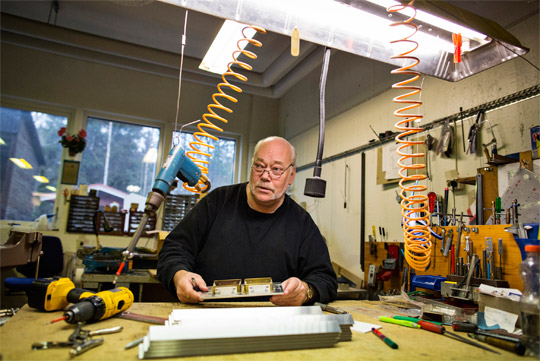 Jobbet som verktygsmakare är fritt och utmanande. Torbjörn Spångberg trivs bra i sin verkstad och tycker det är synd att Samhall lägger ner  i Östhammar.  Foto: JOHAN WAHLGREN