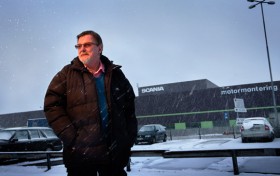 Jan Lannekvist på Scania berättar om hur tempot har skruvats upp och arbetet tömts på innehåll. ”Montörerna hinner knappt gå på toaletten. För att lämna jobbet vid monteringslinan krävs avlösning.”  Foto: ANDERS G WARNE
