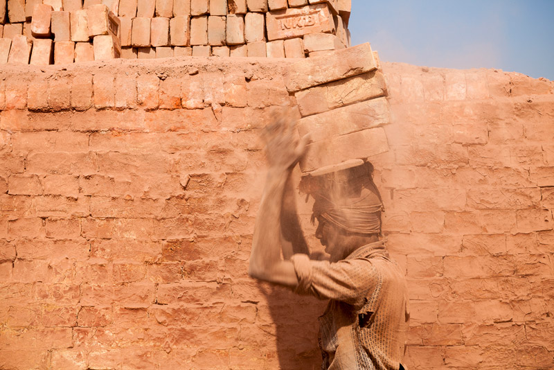 Tegeltillverkning är en av de största industrierna i Bangladesh, ett land med 160 miljoner invånare. Men arbetet på bruken är slitsamt.  Foto: KARIM MOSTAFA