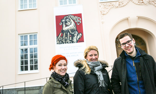 Från konstkamp till familjepussel. Samarbete och kompromisser är vanligare än kamp i dag, säger Åsa Salomonsson och Lisa Brännström från Skellefteå. Men det finns en ”kamp light”, utmaningen att få familjepusslet att gå ihop. Chris Norström ser mycket att lära i Amelins tavlor. Foto: OLA WESTERBERG