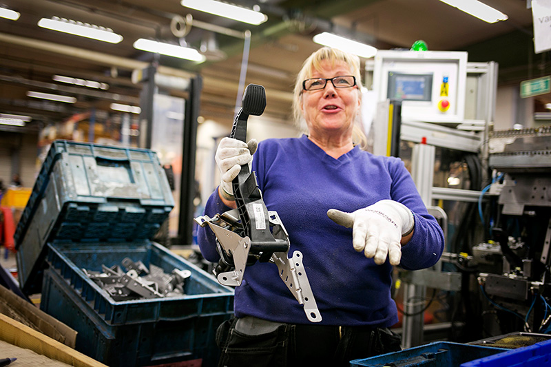 ”Nu ser vi framåt igen. Krisen var hemsk. Det var som om dörrarna slogs igen framför våra ögon.” Rita Suomäki har jobbat som montör på pedalfabriken i 14 år. Foto: NIKLAS MAUPOIX