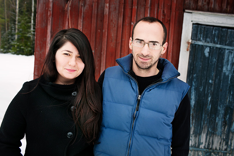 Ny arbetssommar. Vintern i Östansjö var en skön semester från det hårda röjningsarbetet, tycker Mihaela Stratulat och Liviu Balusescu. Men nu ser de fram emot en ny jobbsäsong i skogen. Foto: LISELOTT RYDBERG SÖRENSEN