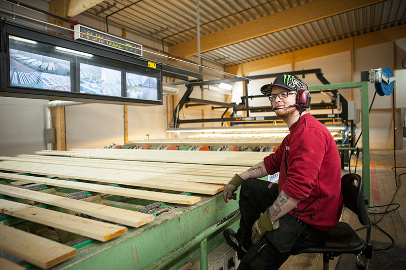 Innan utbildningen hade Anders Beck aldrig funderat på ett jobb inom sågverksnäringen. Han blev först förvånad över hur automatiserad produktionen är och hur pass viktigt varje steg i processen är för värdet på slutprodukten.  Foto: LARS DAHLSTRÖM