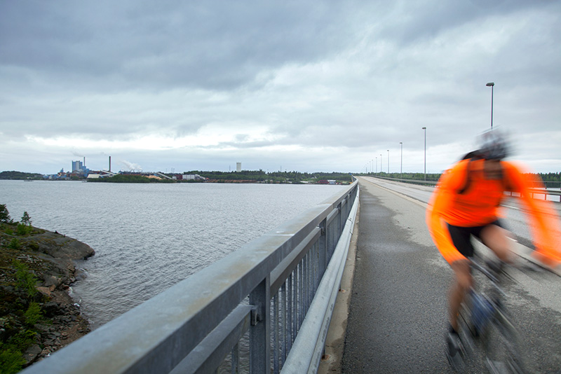 Pendlar. För att komma till och från jobbet måste Roger cykla över bron mellan Holmsund och Obbola. Foto: ALEXANDRA ANDERSSON ELLIS