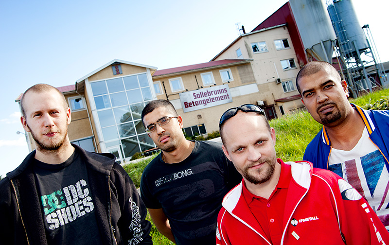 ”Jag vet hur svårt det kan vara att komma till ett företag som inhyrd”, säger Björn Bergén i röd IF Metall-jacka. Eric Dahllöf, Emran Azemovic och Ohran Azemovic tycker att Sollebrunns betongelement är en bra arbetsplats för inhyrda. Foto: MARIA STÉEN