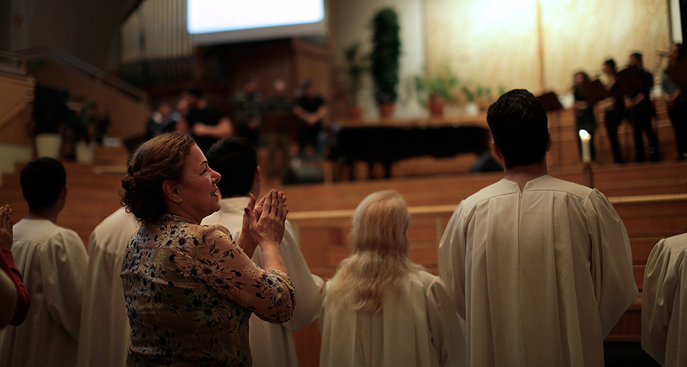 Behie har fått nytt hopp sedan hon blev kristen. Hon sjunger i kören och får undervisning i en frikyrka. Foto: JOAKIM ROOS
